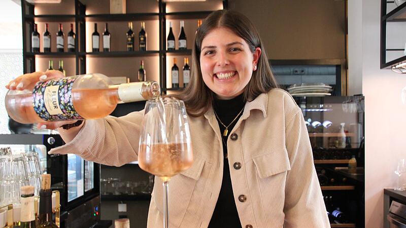 Melanie Ebersberger lässt in der neuen Vinothek Flaxa in Erlangen ihre französischen Wurzeln aufleben. Mit der eigenen Gastronomie hat sich die Hotelfachfrau einen Lebenstraum erfüllt.