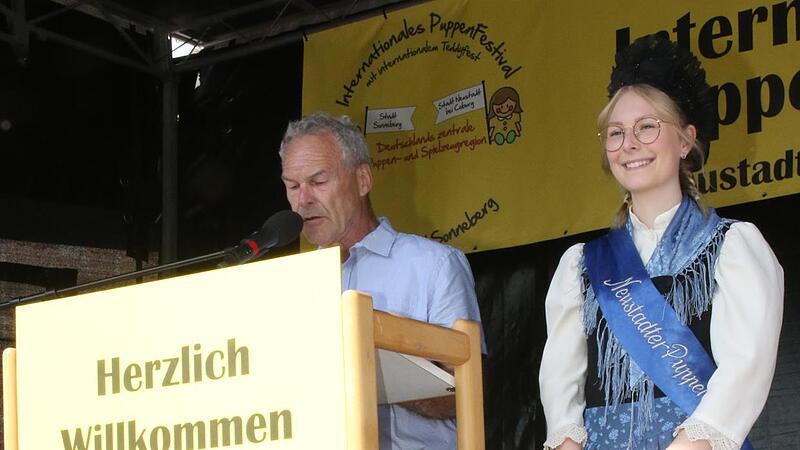 OB Frank Rebhan und die Puppenfee Emely Bamberger er&ouml;ffneten das Puppenfestival.