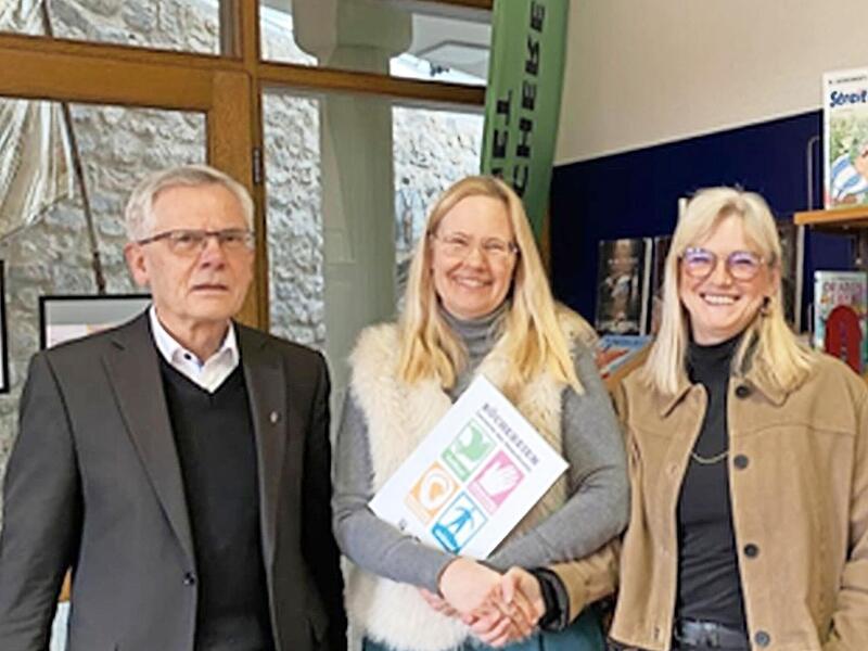 Pfarrer Bernhard &Ouml;chsner (von links), Christine Wirsing und Sandra Koch freuen sich &uuml;ber die Auszeichnung.