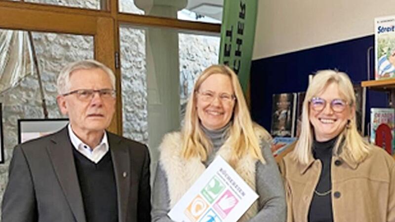 Pfarrer Bernhard Öchsner (von links), Christine Wirsing und Sandra Koch freuen sich über die Auszeichnung. Pfarrer Bernhard Öchsner (von links), Christine Wirsing und Sandra Koch freuen sich über die Auszeichnung.