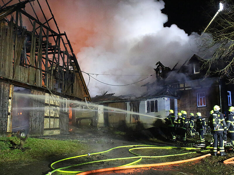 In Wohlbach (Ahorn) brannte in der Nacht ein Wohnanwesen nieder. Auch ein Nachbargeb&auml;ude war betroffen. Ein weiteres &Uuml;bergreifen der Flammen wurde verhindert.