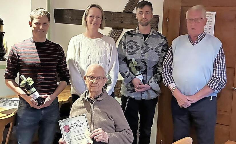 Auf dem Bild (von links): Vorsitzender Christian Mittelstätt (10 Jahre), Bettina Pachter (20 Jahre), Michael Schauer (10 Jahre), Zweiter Vorsitzender Gabriel Vonbrunn und (sitzend) das neu ernannte Ehrenmitglied Fritz Herrmann. Auf dem Bild (von links): Vorsitzender Christian Mittelstätt (10 Jahre), Bettina Pachter (20 Jahre), Michael Schauer (10 Jahre), Zweiter Vorsitzender Gabriel Vonbrunn und (sitzend) das neu ernannte Ehrenmitglied Fritz Herrmann.