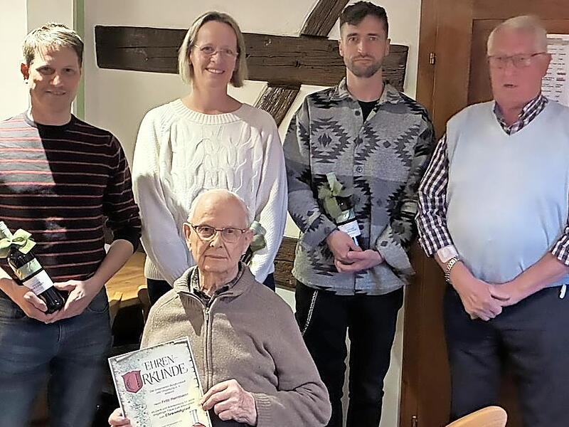 Auf dem Bild (von links): Vorsitzender Christian Mittelstätt (10 Jahre), Bettina Pachter (20 Jahre), Michael Schauer (10 Jahre), Zweiter Vorsitzender Gabriel Vonbrunn und (sitzend) das neu ernannte Ehrenmitglied Fritz Herrmann. Auf dem Bild (von links): Vorsitzender Christian Mittelstätt (10 Jahre), Bettina Pachter (20 Jahre), Michael Schauer (10 Jahre), Zweiter Vorsitzender Gabriel Vonbrunn und (sitzend) das neu ernannte Ehrenmitglied Fritz Herrmann.