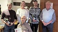 Auf dem Bild (von links): Vorsitzender Christian Mittelst&auml;tt (10 Jahre), Bettina Pachter (20 Jahre), Michael Schauer (10 Jahre), Zweiter Vorsitzender Gabriel Vonbrunn und (sitzend) das neu ernannte Ehrenmitglied Fritz Herrmann.
