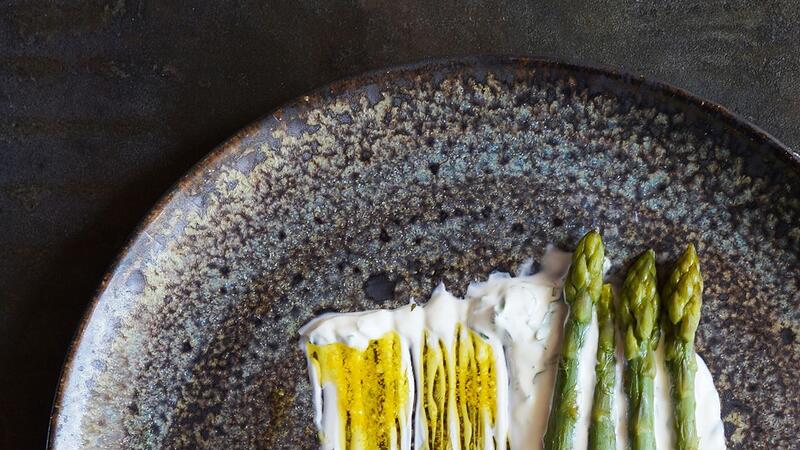 Grüner Spargel mit Estragon-Crème und Kartoffel-Florentinern