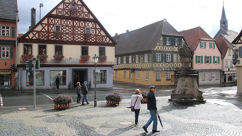 Am Staffelsteiner Marktplatz schlie&szlig;t zum 30. September das Bekleidungsfachgesch&auml;ft Mode Dinkel (links im Bild). Der Traditionsgasthof &bdquo;Adam Riese&ldquo; (Bildmitte) ist bereits seit einigen Jahren geschlossen.