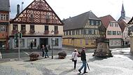 Am Staffelsteiner Marktplatz schließt zum 30. September das Bekleidungsfachgeschäft Mode Dinkel (links im Bild). Der Traditionsgasthof „Adam Riese“ (Bildmitte) ist bereits seit einigen Jahren geschlossen.
