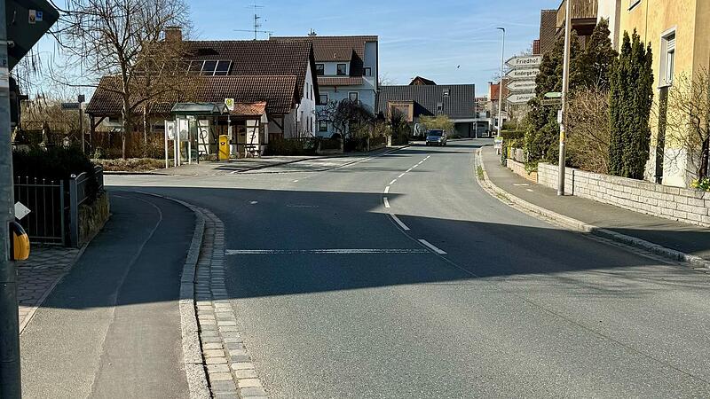 Das Foto zeigt die Hauptstra&szlig;e in Gro&szlig;enseebach und das Teilst&uuml;ck, f&uuml;r das nun Tempo-30 beantragt wurde.
