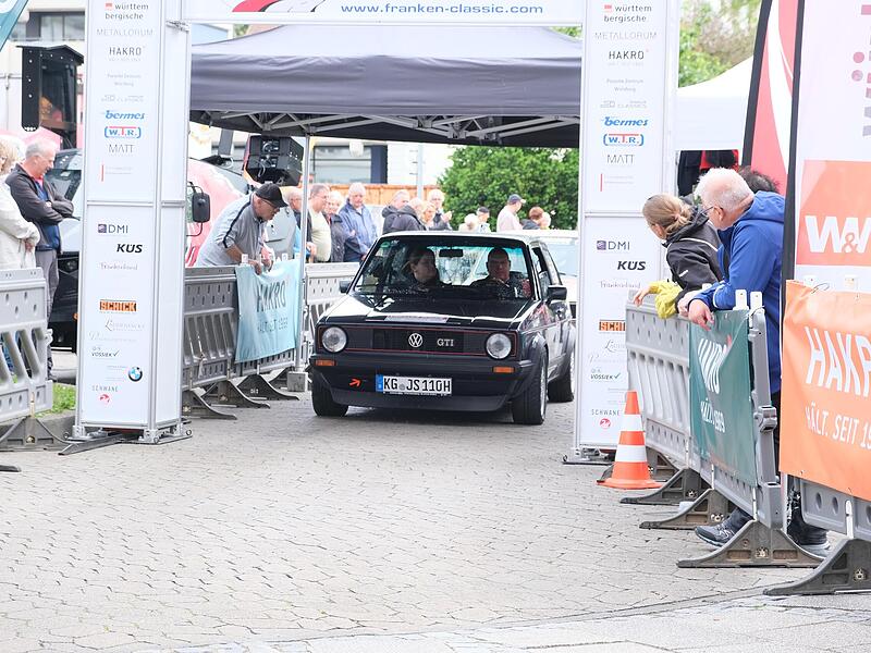 Auf geht's: Johannes Schmidt mit Frau Janene aus Sulzthal starteten in ihrem Golf GTI (1982) bei der Franken Classic.Franken Classic 2024 Bad Kissingen