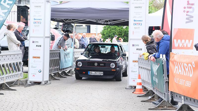 Auf geht's: Johannes Schmidt mit Frau Janene aus Sulzthal starteten in ihrem Golf GTI (1982) bei der Franken Classic.Franken Classic 2024 Bad Kissingen