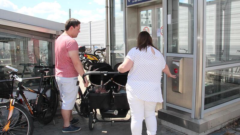 Eltern mit Kinderwagen, Rollstuhlfahrer und Reisende mit Fahrrad m&uuml;ssen am Bahnhof Forchheim zurzeit wieder einmal die Treppe nehmen.Forchheim & Fr&auml;nkische Schweiz