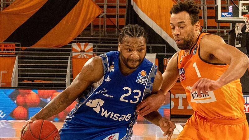 Schon l&auml;ngst eine Frankfurter Klublegende: Der 37 Jahre alte Quantez Robertson (l.) spielt seine 14. Saison im Skyliners-Trikot.