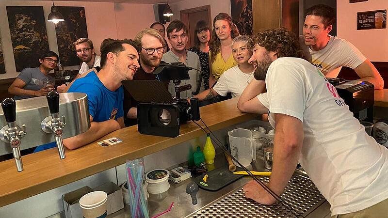 Das Filmteam "Sch&ouml;rle Herb" zusammen mit Kameramann Max Graf (rechts) bei der Sichtung einer Szene.&nbsp;