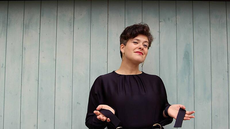 An Preisen und Auszeichnungen litt Nora Gomringer schon zuvor keinen Mangel. Jetzt kam der Kasseler Preis f&uuml;r grotesken Humor noch dazu.