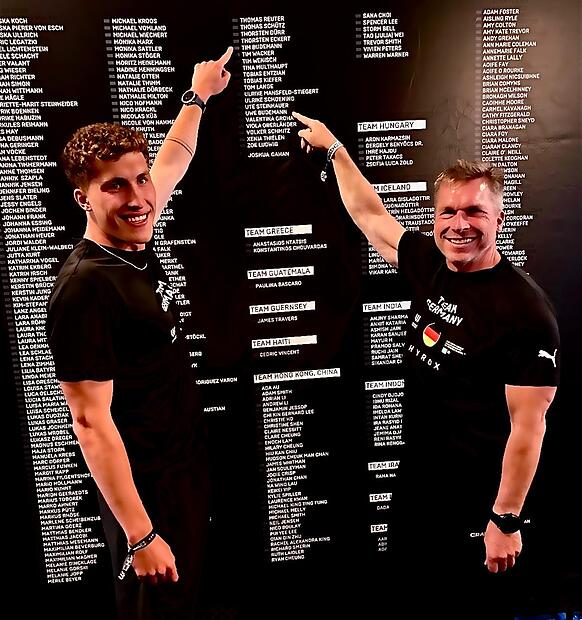Uwe Budemann (rechts) und sein Sohn Tim starteten gemeinsam bei der Hyrox-Weltmeisterschaft in Chicago.