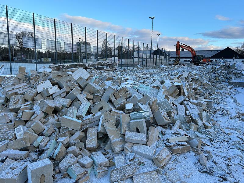 Das alte Umkleidegeb&auml;ude an der Coburger Stocke-Anlage ist abgerissen worden.