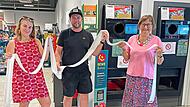 Stellvertretende MGH-Leitung Julia Sterlings, Felix Matzke-Weinbeer vom REWE Anna Matzke in Ha&szlig;furt und Roswitha Stuhlfelder, ehrenamtlich Beauftragte der Gemeinschaft Wohlfahrts- und Sozialarbeit im BRK-Kreisverband Ha&szlig;berge freuen sich &uuml;ber die ...