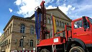 Das Landestheater wird so schnell nicht Baustelle. Das Archivfoto zeigt eine Baustelle davor.