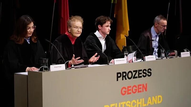 «Prozess gegen Deutschland» im Thalia-Theater Hamburg «Prozess gegen Deutschland» im Thalia-Theater Hamburg