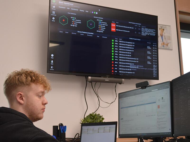 Fabian Head &uuml;berwacht an der gro&szlig;en Schalttafel die digitalen Systeme des ZTM Bad Kissingen, die bundesweit im Einsatz sind.
