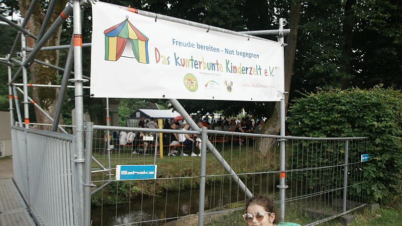 Das kunterbunte Kinderzelt im Siebener-Park gab es auch wieder und zwar dank der Initiative von STadträtin Monika Wiesner, die Spenden vom Obst- und Gartenbauverein, dem Lions club Hammelburg-Bad Brückenau und dem Verein Bad Brückenau hilft dafür ... Das kunterbunte Kinderzelt im Siebener-Park gab es auch wieder und zwar dank der Initiative von STadträtin Monika Wiesner, die Spenden vom Obst- und Gartenbauverein, dem Lions club Hammelburg-Bad Brückenau und dem Verein Bad Brückenau hilft dafür ...