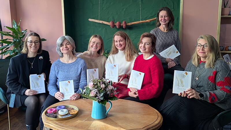 Sie haben das Strickbuch &bdquo;Wolle pur&ldquo; zum Leben erweckt: (v.l.n.r.) Ina Wei&szlig;, Galina Kolesnikova, Tatiana Chervovoa, Helena Dell-Kolaschnik, Ekaterina Vorobeva, Maria Engbrecht und Julia Winter.