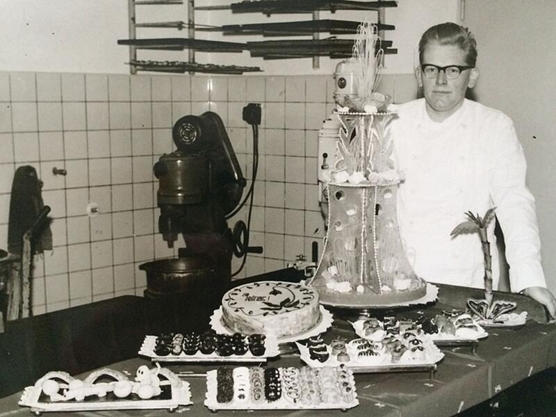 Der junge Konditormeister Reinhold Gram&szlig; in den 1950er-Jahren in der Backstube in Bamberg. In den Folgejahren entwickelte sich sein Unternehmen zu einem der gr&ouml;&szlig;ten B&auml;ckereibetriebe Deutschlands.
