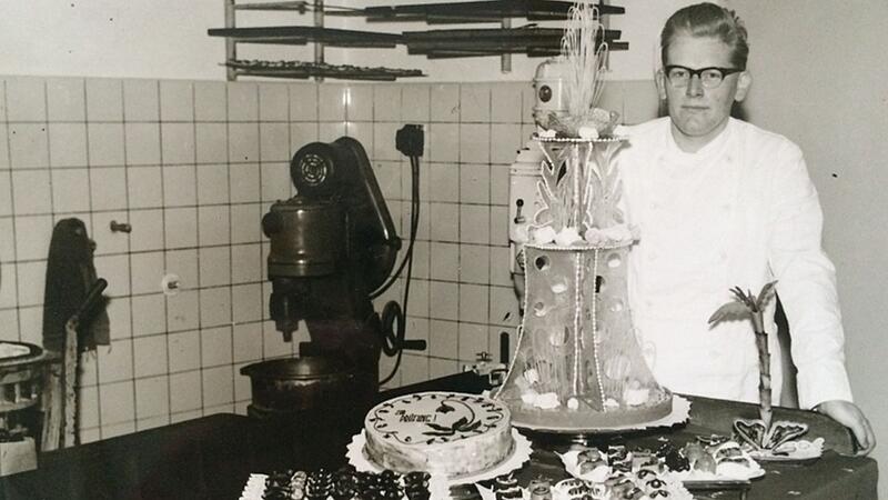 Der junge Konditormeister Reinhold Gram&szlig; in den 1950er-Jahren in der Backstube in Bamberg. In den Folgejahren entwickelte sich sein Unternehmen zu einem der gr&ouml;&szlig;ten B&auml;ckereibetriebe Deutschlands.
