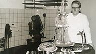 Der junge Konditormeister Reinhold Gram&szlig; in den 1950er-Jahren in der Backstube in Bamberg. In den Folgejahren entwickelte sich sein Unternehmen zu einem der gr&ouml;&szlig;ten B&auml;ckereibetriebe Deutschlands.