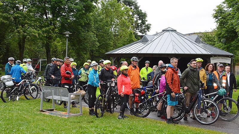 Treffpunkt der diesjährige Radtour „Von Bad zu Bad“ war der Gradierpavillon an der neuen Trinkkur- und Wandelhalle. Erstmals seit 20 Jahren startete die Tour bei Nieselregen. Treffpunkt der diesjährige Radtour „Von Bad zu Bad“ war der Gradierpavillon an der neuen Trinkkur- und Wandelhalle. Erstmals seit 20 Jahren startete die Tour bei Nieselregen.