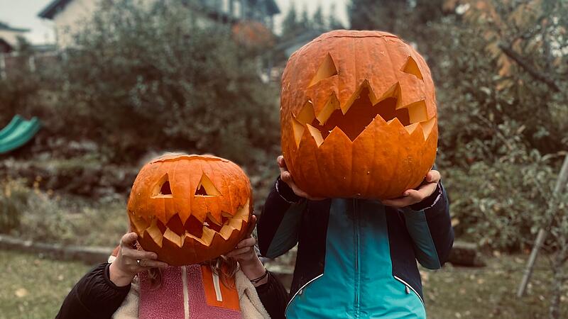 Der Oktober ist gestartet! Wir begr&uuml;&szlig;en den Halloween-Monat mit unseren K&uuml;rbissen. Auf dem Foto seht ihr Mila und Sophie aus Neufang mit ihren Prachtexemplaren.Leserfotos Sp&auml;tsommer/Fr&uuml;hherbst