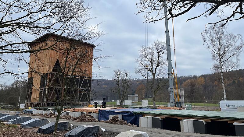 Der Gradierbau in Bad Kissingen wird wieder aufgebaut. Aus statischen Gr&uuml;nden lie&szlig; das Staatliche Bauamt Schweinfurt ihn vor gut einem Jahr abrei&szlig;en. Jetzt haben die Arbeiten f&uuml;r den Ersatzneubau begonnen.