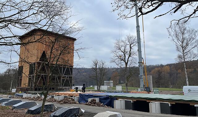 Der Gradierbau in Bad Kissingen wird wieder aufgebaut. Aus statischen Gründen ließ das Staatliche Bauamt Schweinfurt ihn vor gut einem Jahr abreißen. Jetzt haben die Arbeiten für den Ersatzneubau begonnen. Der Gradierbau in Bad Kissingen wird wieder aufgebaut. Aus statischen Gründen ließ das Staatliche Bauamt Schweinfurt ihn vor gut einem Jahr abreißen. Jetzt haben die Arbeiten für den Ersatzneubau begonnen.