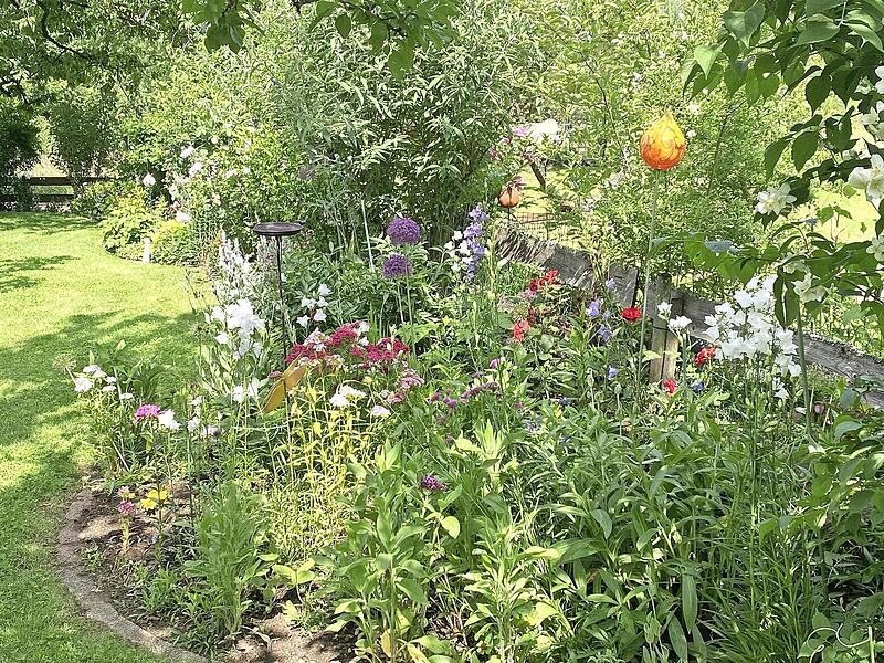 Blumenbeete und Obstb&auml;ume werten jeden Garten auf.