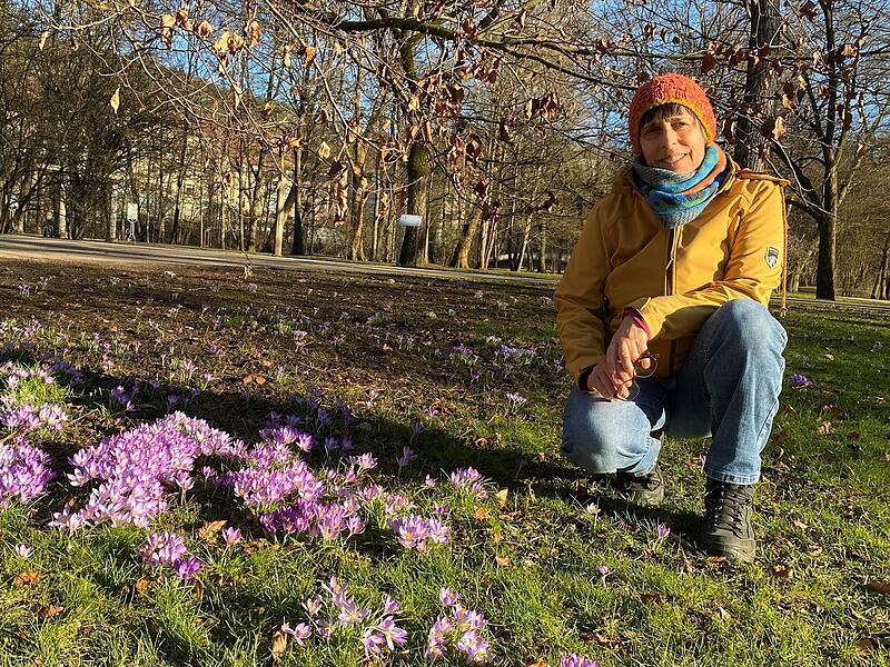 Anja Müller posiert im Kurpark neben den ersten  Krokussen.