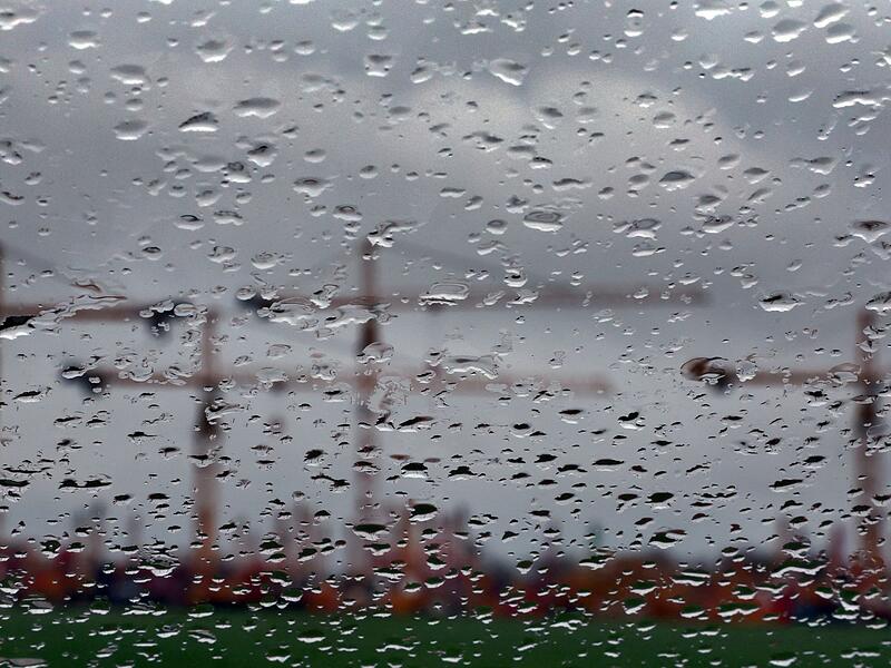 Tr&uuml;be Konjunkturaussichten: Baukr&auml;ne im Regen