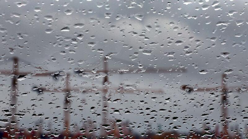 Tr&uuml;be Konjunkturaussichten: Baukr&auml;ne im Regen