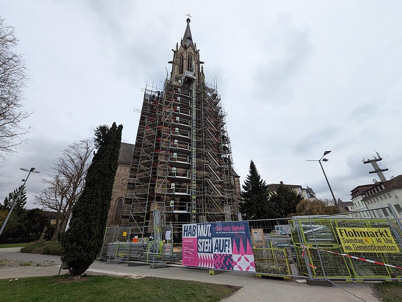 Seit Ende Oktober 2025 sind Kirchplatz und Hauptportal der Herz-Jesu-Kirche wegen Steinschlaggefahr abgesperrt, nun wird ein Gerüst aufgestellt, damit die Sanierung des Turms zeitnah beginnen kann. Seit Ende Oktober 2025 sind Kirchplatz und Hauptportal der Herz-Jesu-Kirche wegen Steinschlaggefahr abgesperrt, nun wird ein Gerüst aufgestellt, damit die Sanierung des Turms zeitnah beginnen kann.