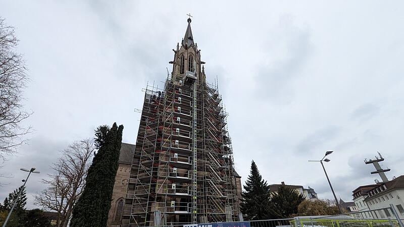 Seit Ende Oktober 2025 sind Kirchplatz und Hauptportal der Herz-Jesu-Kirche wegen Steinschlaggefahr abgesperrt, nun wird ein Gerüst aufgestellt, damit die Sanierung des Turms zeitnah beginnen kann. Seit Ende Oktober 2025 sind Kirchplatz und Hauptportal der Herz-Jesu-Kirche wegen Steinschlaggefahr abgesperrt, nun wird ein Gerüst aufgestellt, damit die Sanierung des Turms zeitnah beginnen kann.