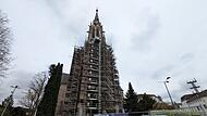 Seit Ende Oktober 2025 sind Kirchplatz und Hauptportal der Herz-Jesu-Kirche wegen Steinschlaggefahr abgesperrt, nun wird ein Ger&uuml;st aufgestellt, damit die Sanierung des Turms zeitnah beginnen kann.