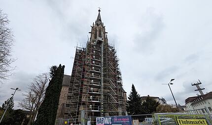 Seit Ende Oktober 2025 sind Kirchplatz und Hauptportal der Herz-Jesu-Kirche wegen Steinschlaggefahr abgesperrt, nun wird ein Gerüst aufgestellt, damit die Sanierung des Turms zeitnah beginnen kann. Seit Ende Oktober 2025 sind Kirchplatz und Hauptportal der Herz-Jesu-Kirche wegen Steinschlaggefahr abgesperrt, nun wird ein Gerüst aufgestellt, damit die Sanierung des Turms zeitnah beginnen kann.