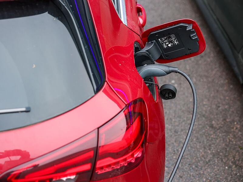 Elektroauto lädt an Ladesäule Elektroauto lädt an Ladesäule