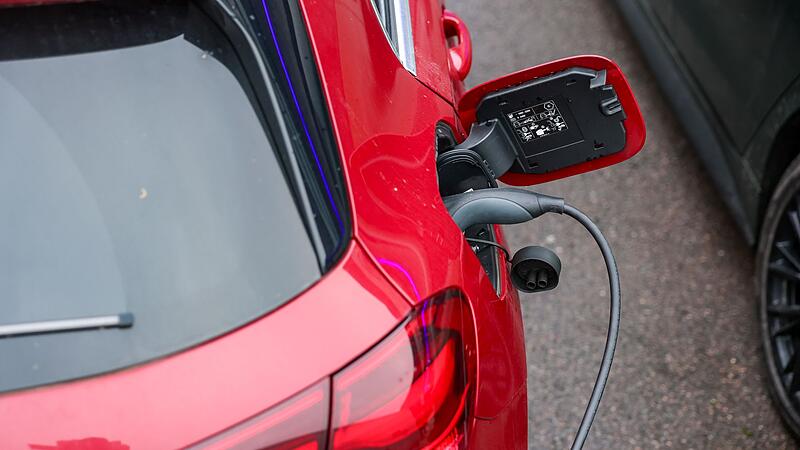 Elektroauto lädt an Ladesäule Elektroauto lädt an Ladesäule
