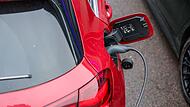 Elektroauto l&auml;dt an Lades&auml;ule