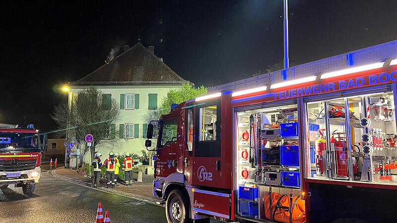 Zahlreiche Feuerwehren sorgen in der Nacht auf Mittwoch dafür, dass der Blitzeinschlag in ein Mehrfamilienhaus in der Aschacher Schlossstraße relativ glimpflich verlaufen ist. Zahlreiche Feuerwehren sorgen in der Nacht auf Mittwoch dafür, dass der Blitzeinschlag in ein Mehrfamilienhaus in der Aschacher Schlossstraße relativ glimpflich verlaufen ist.