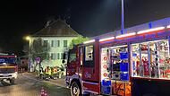 Zahlreiche Feuerwehren sorgen in der Nacht auf Mittwoch dafür, dass der Blitzeinschlag in ein Mehrfamilienhaus in der Aschacher Schlossstraße relativ glimpflich verlaufen ist.