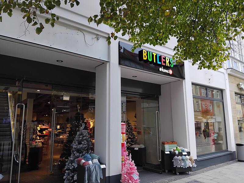 Weihnachtsdeko vor Butlers in Coburg