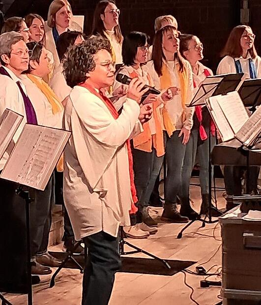 Die Solistin Christin Neder-Brown war zusammen mit dem Chor zu Gast in der Kirche &bdquo;Heilige Familie&ldquo; in Lichtenfels.