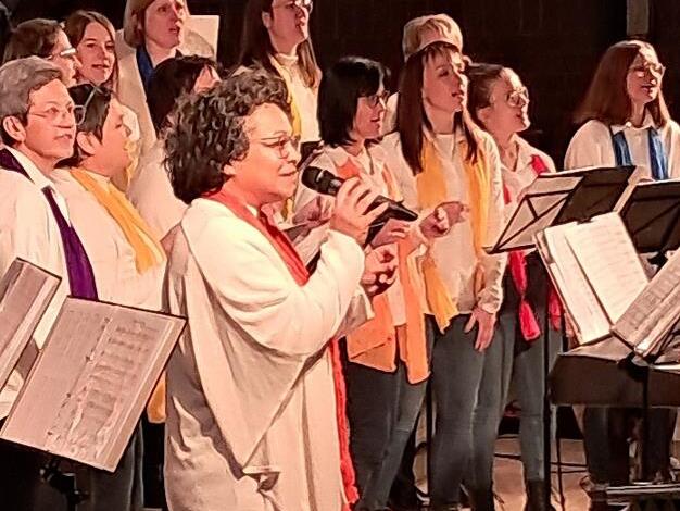 Die Solistin Christin Neder-Brown war zusammen mit dem Chor zu Gast in der Kirche &bdquo;Heilige Familie&ldquo; in Lichtenfels.