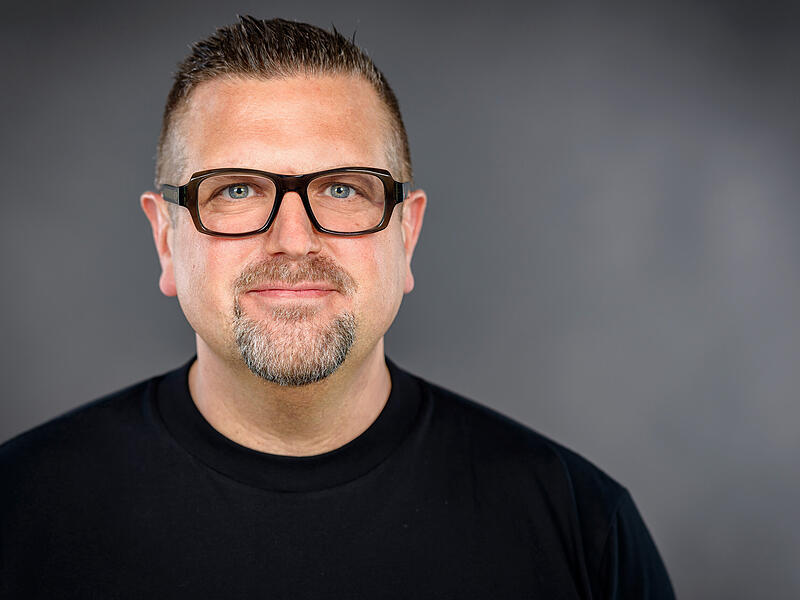 Loadmaster Sebastian Stahl hilft den Instrumenten der Bamberger Symphoniker beim Reisen.